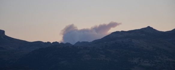 Pese a que los trabajos de extinción comenzaron ayer, el incendio aún no ha sido controlado.  // Rafael Muñoz