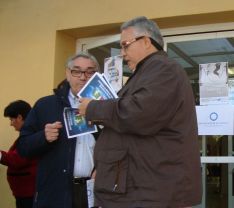 El Doctor Carlos Lebrún, informando a un usuario del centro sanitario. // CharryTV