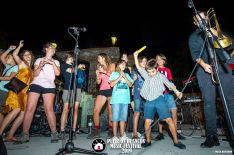  Los Skarnales hicieron que el público de Grazalema subiera al escenario para ayudar a tocar una canción. // Pueblos Blancos Music Festival