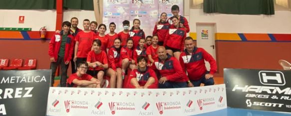 Miembros del club durante la jornada de Copa base Andalucía, celebrada en Ronda el pasado mes de mayo. // Club Bádminton Ronda