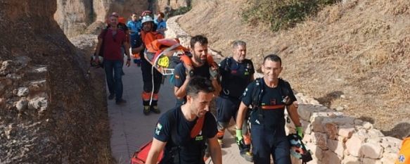 Los bomberos rescatan a un excursionista tras sufrir una caída en la base del Tajo, El varón, que tuvo que ser trasladado al Hospital de Ronda, sólo ha sufrido varias heridas y una luxación en el hombro, 03 Aug 2022 - 09:54