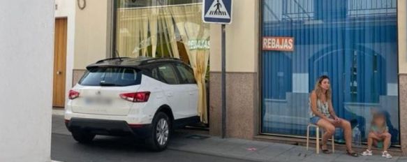 Un coche se empotra contra el escaparate de una zapatería en calle Almendra