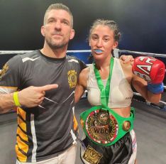 Marina y su entrenador tras derrotar a la italiana Valeria Gargiulo // Lum King KO