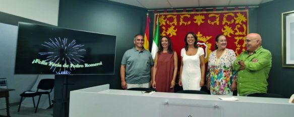 La presentación de los actos ha contado con la presencia del presidente de la Asociación de Peñas y de la Presidenta de las Damas Goyescas. // María José García