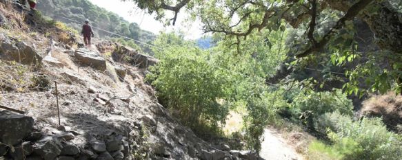 Jubrique acondiciona un sendero e instala puentes colgantes, El enorme caudal que recogió el río Monardilla durante el temporal de lluvias de 2018 destruyó por completo los dos puentes anteriores, 08 Aug 2022 - 16:46