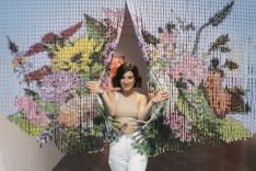 Marta Galindo ha confeccionado una colorida cortina realizada con algo más de 15.000 bolas de madera pintadas una a una.  // CharryTV