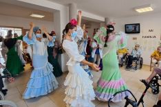 Las Damas y su presidenta han cantado y bailado sevillanas para el disfrute de los usuarios. // María José García