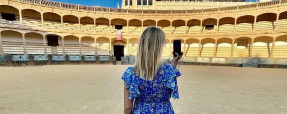 La modelo Valeria Mazza se deja fotografiar en la plaza de toros de Ronda, La argentina, ahora empresaria de una marca de gafas de sol, visita nuestra ciudad junto al esquiador Hubertus Von Hohenlohe por cortesía de Francisco Rivera Ordóñez, 23 Aug 2022 - 11:11