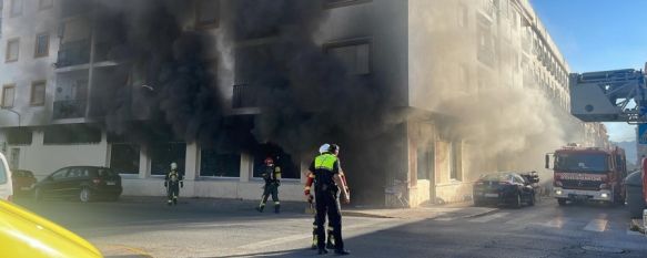 Arde un bazar chino en el centro de Ronda y tres bomberos son evacuados en ambulancia, Las llamas han provocado, además, el desalojo de las viviendas colindantes, 25 Aug 2022 - 18:22