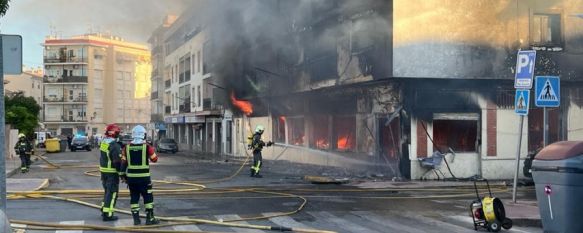 Los bomberos continuarán trabajando en el establecimiento durante toda la noche // CharryTV