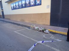 Botes de pintura en la puerta del cine, el cual no se ha visto afectado por el fuego, aunque permanecerá cerrado como medida preventiva hasta nuevo aviso // CharryTV