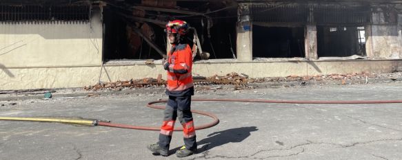 Imagen de esta mañana en el incendio en el bazar chino de Doctor Carrillo Guerrero // Manolo Guerrero