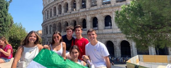 Los estudiantes rondeños pasaron cuatro días en la capital italiana. En la imagen, junto a El Coliseo. // IES Pérez de Guzmán