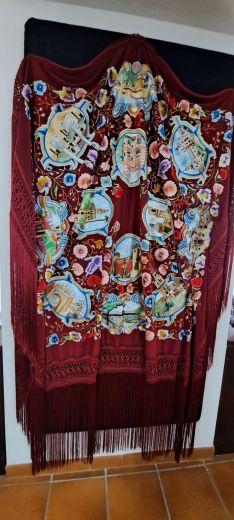Este mantón costumbrista elaborado a mano muestro algunos de los rincones más representativos de Sevilla. // María José García
