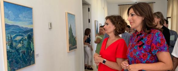 La alcaldesa de la ciudad observa una de las obras junto a la ministra de Hacienda, María Jesús Montero, quien mantiene muy buena relación con la familia del artista // CharryTV