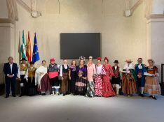 Foto de familia con la alcaldesa, la presidenta de las Damas Goyescas y representantes de los grupos participantes  // CharryTV