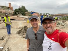Antonio Gavira y Vicente Compas se encargan estos días de coordinar la construcción del área de Maternidad. // Contagia Solidaridad