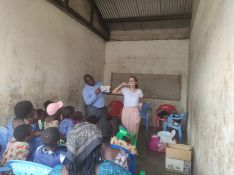 Dos maestras arriateñas se encargan de promocionar buenos hábitos de higiene para huérfanos de hasta 13 años en un orfanato. // Contagia Solidaridad