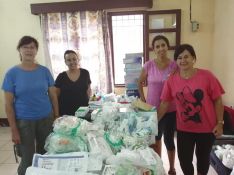 Las enfermeras del Área Sanitaria Serranía Purificación García, Rocío Gamarro, Rocío Melgar y Ana Janot con el material sanitario del que harán uso durante la misión. // Contagia Solidaridad