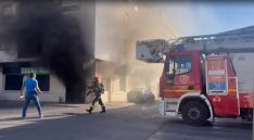 Los bomberos centraron sus primeras acciones en el desalojo de los vecinos. // CharryTV