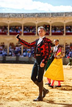 Hermoso padre puso dos rejones de castigo y basó el tercio de banderillas en Basajaun, con el que templó mucho y clavó tres palos. // ARJONA