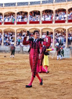 El peruano, que se recuperaba de una cogida en Bilbao a finales de agosto, cortó dos orejas. // ARJONA