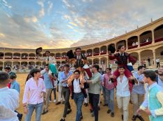 Los tres novilleros salieron por la puerta grande el viernes tras cortar dos orejas cada uno. // Ayuntamiento de Ronda