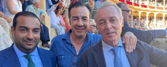 A la izquierda de la imagen el empresario español-hindú Kabir C. Sukhwani junto al cantante sevillano José Manuel Soto. // Ayuntamiento de Ronda