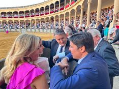 En la imagen, a la izquierda la consejera de Economía y Hacienda de la Junta de Andalucía Carolina España, conversando con el empresario de la Plaza de Toros Francisco Rivera. // Ayuntamiento de Ronda