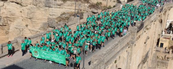 La marea verde de AROAL vuelve a inundar de conciencia las calles de Ronda, En torno a un centenar de vecinos acompañaron en su Xª Marcha al colectivo, que atiende a pacientes de Alzhéimer en toda la comarca, para visibilizar la enfermedad, 12 Sep 2022 - 10:48