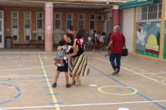 Una profesora abraza a uno de sus alumnos en el patio del colegio // CharryTV