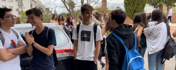 Estudiantes de cuarto curso de la ESO del IES Dr. Rodríguez Delgado frente a la puerta de entrada del centro antes de entrar en clase // CharryTV