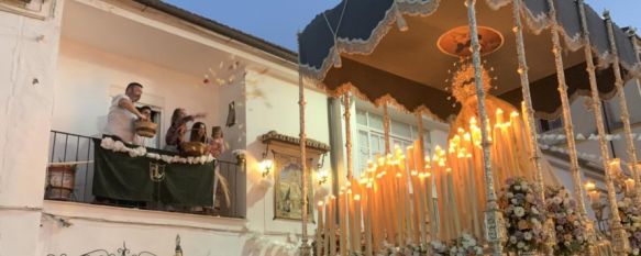 Petalada a la Virgen durante la salida desde su templo  // Radio Ronda