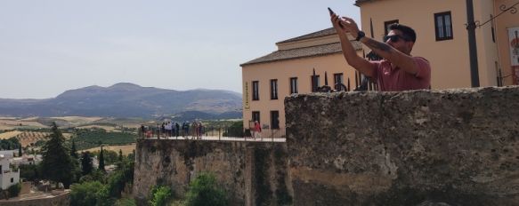 Un turista fotografía las vistas del Puente Nuevo de Ronda // Paloma González 