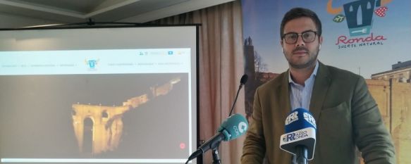 Ángel Martínez ha presentado esta mañana el nuevo portal de Turismo de Ronda en un encuentro con empresarios locales. // Ayuntamiento de Ronda