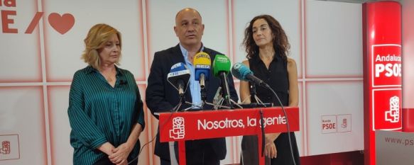 Cañestro ha dado a conocer su decisión junto a Elena García Colsa y Fátima Fernández. // Paloma González