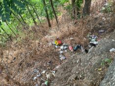 Este es el aspecto que ofrecen las cornisas del Tajo, el entorno en el que se mueven los gatos, donde abunda la basura. // CharryTV