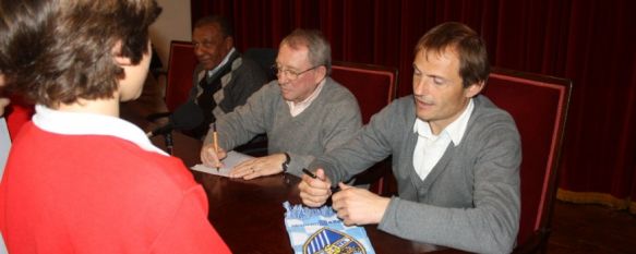 El ex guardameta del F.C. Barcelona y Málaga C.F., Francesc Arnau, firmando autógrafos a los escolares del Colegio Juan de la Rosa. // CharryTV