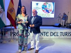 Mª Ángeles González, representante de Sensur, con el concejal Jesús Vázquez // CharryTV
