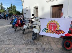 Concentración de Vespas y Lambrettas junto a la plaza de toros // CharryTV