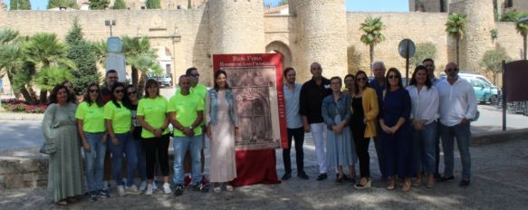 Representantes de la Asociación de Vecinos, del Ayuntamiento de Ronda y de la Hermandad del Santo Entierro presentaron este domingo el cartel oficial de los festejos en la plaza Ruedo Alameda // CharryTV