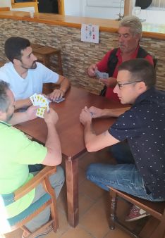 Vecinos jugando a las cartas en la sede del colectivo vecinal // CharryTV