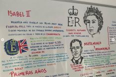 Una de sus pizarras más famosas es la de Isabel II. Todas están disponibles en la cuenta @pinceladadehistoriaoficial // Pinceladas de Historia