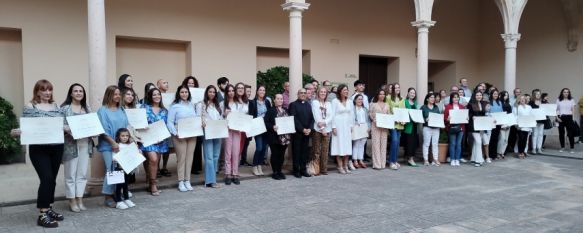 Foto de familia de los alumnos becados  // CharryTV