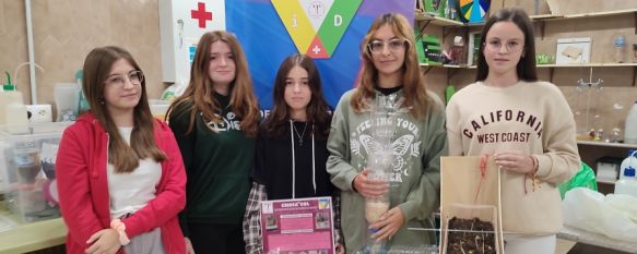 Alumnas de secundaria inventan un dispositivo para recuperar el suelo quemado de Sierra Bermeja, Alba Guerrero, Sophie Isabel Higgins, Clara Fernández, Paula Flores y Claudia García, del IES Martín Rivero, han conseguido con este proyecto el premio redeSTEAM, 28 Sep 2022 - 10:56