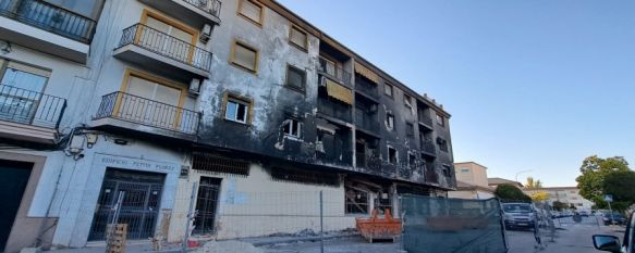 Los vecinos del bloque incendiado se turnan para vigilar el edificio y evitar robos, La patrulla rutinaria de agentes de la Policía Nacional y Policía Local no ha evitado que varios individuos hayan logrado acceder a dos de las viviendas , 28 Sep 2022 - 17:44