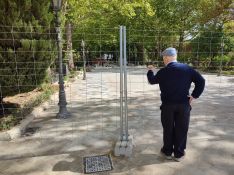 Un señor mira las obras que se están realizando en el paseo central, en el que ya se ha ejecutado una cuarta parte // Paloma González