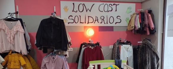 Solidarios Ronda abre una tienda low cost en calle Jerez, La asociación ha puesto en venta diferentes productos donados a precios muy bajos para recaudar fondos, 30 Sep 2022 - 09:36