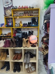 Ofrecen diferentes productos, desde mobiliario hasta zapatos  // Paloma González 