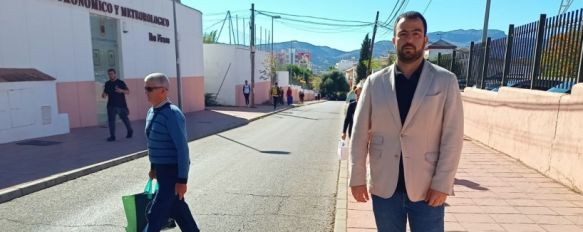 El edil de Tráfico, Alberto Serrano, asegura que se ha incrementado un 40% la circulación por esta vía tras el inicio de las obras en la calle Guadalcobacín // CharryTV